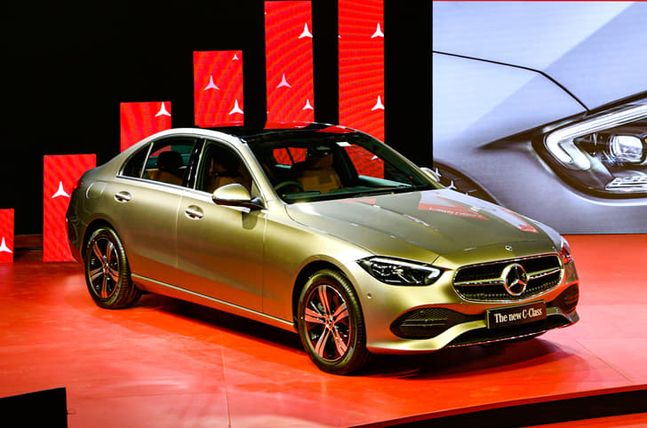 2022 Mercedes-Benz C-Class C200 front quarter
