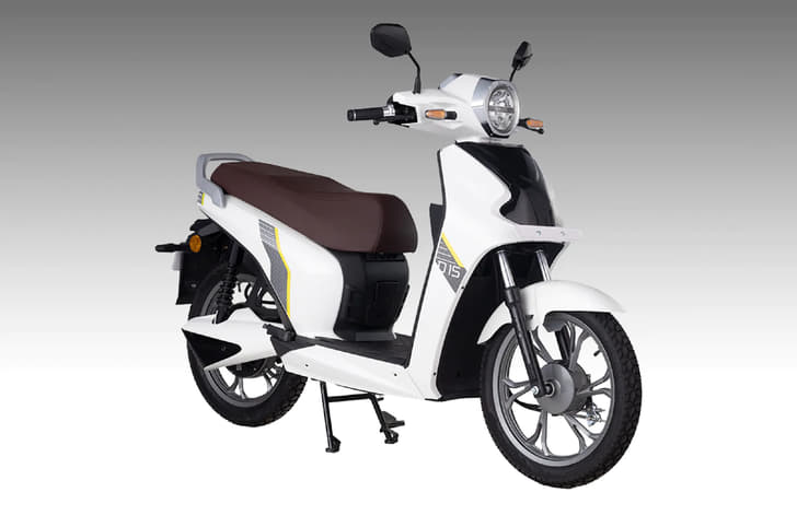 BGauss D15 front three quarter