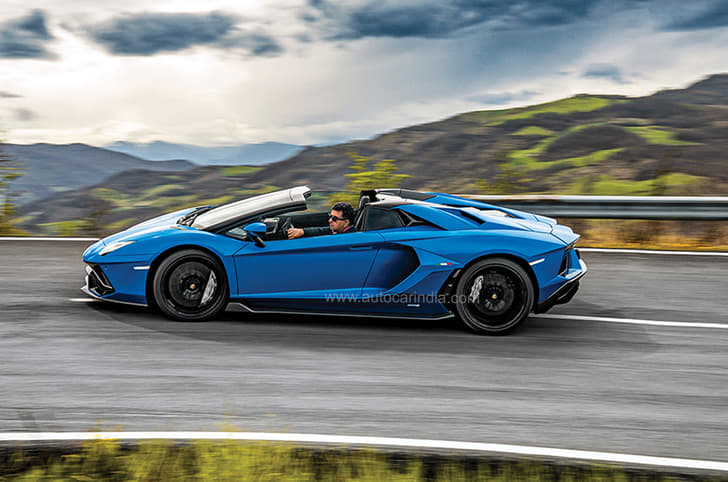 Lamborghini Aventador Ultimae side profile 