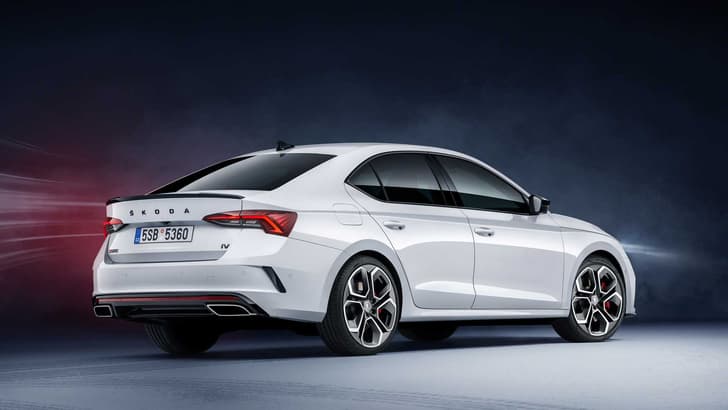 Skoda Octavia RS iV rear quarter 