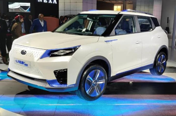 Mahindra eXUV300 front three-quarter