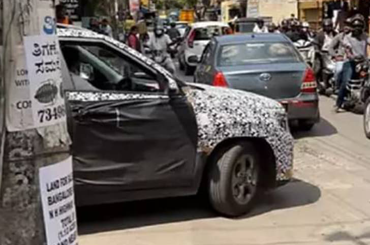 Kia Seltos facelift spied front quarter