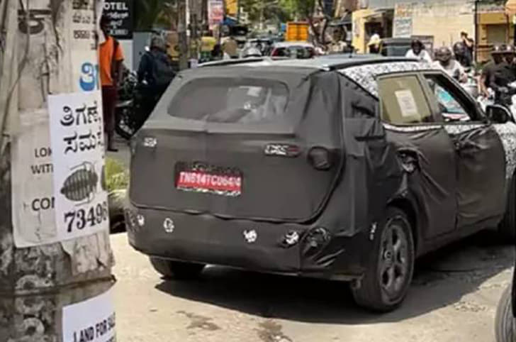 Kia Seltos facelift spied rear quarter