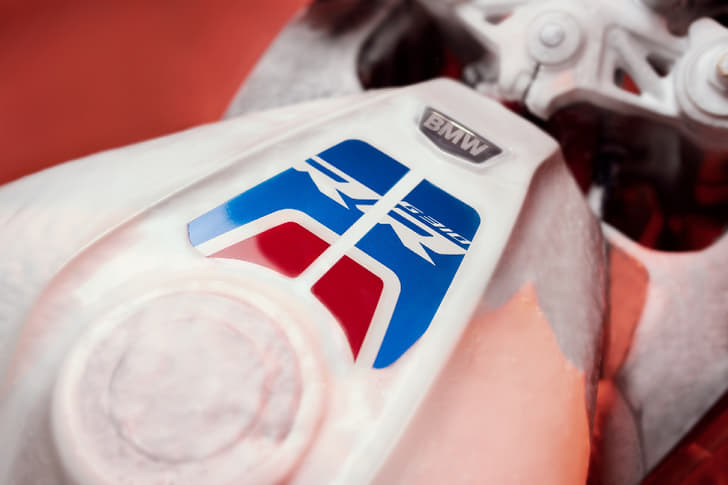 The tank badge of the BMW G 310 RR.