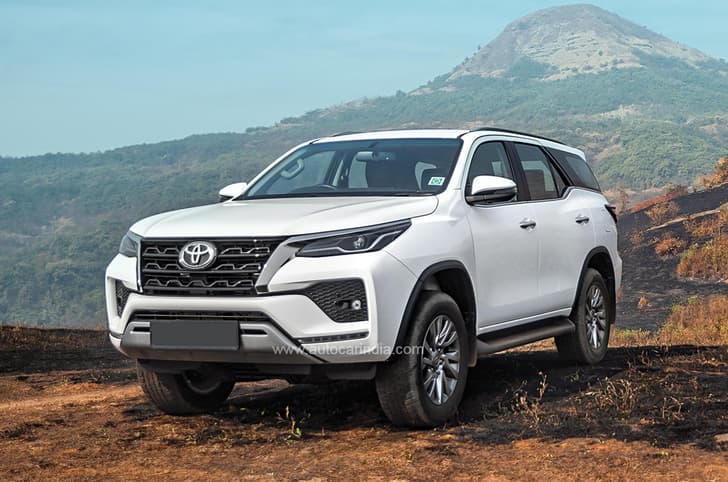 2022 Toyota Fortuner front quarter