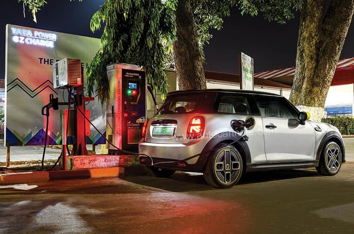 Mini Cooper SE charging