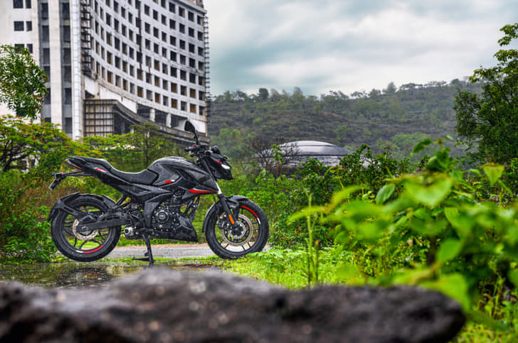 Bajaj Pulsar N160 side profile