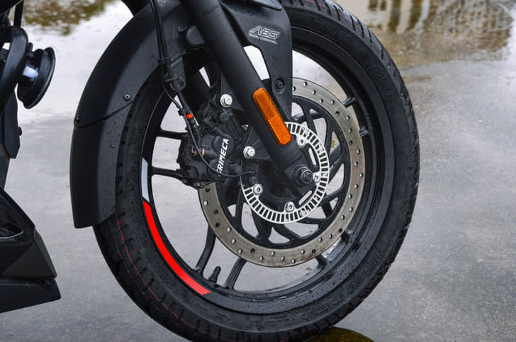Bajaj Pulsar N160 brakes
