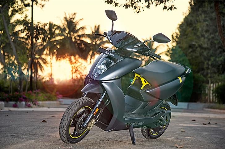 Front three-quarter picture of Ather 450X electric scooter.