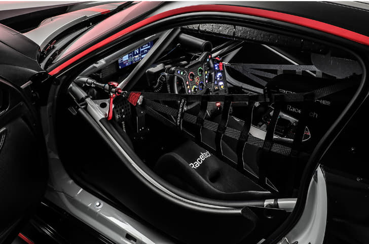 Porsche 911 GT3 R 992 interior