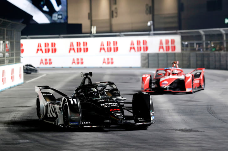Lucas di Grassi leads Jake Dennis in 2022 London E-Prix