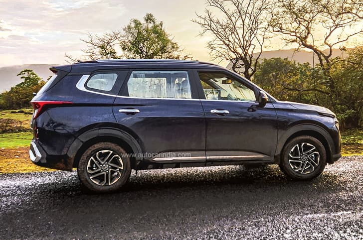 2022 Kia Carens side profile