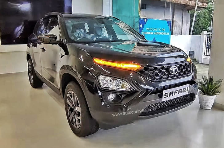 2022 Tata Harrier Dark Edition front quarter.