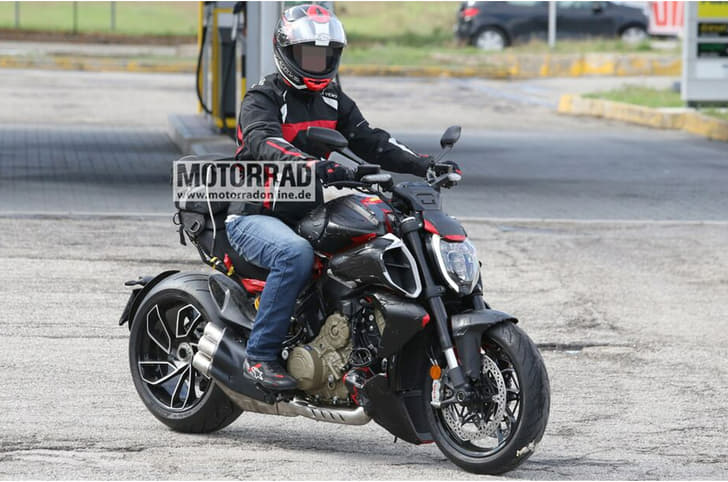 Ducati Diavel V4 front three-quarter image.