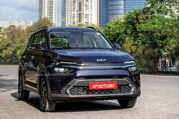 Kia Carens front quarter 