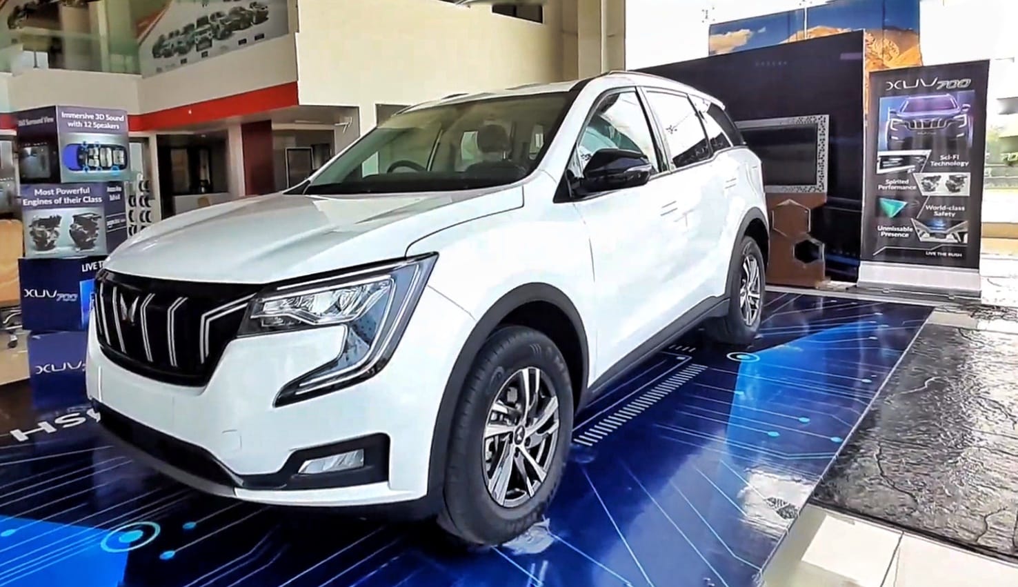 Mahindra XUV700 AX5