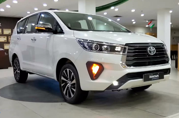 2022 Toyota Innova Crysta front quarter.