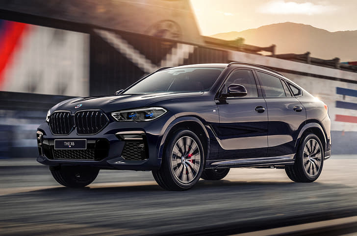 2022 BMW X6 50 Jahre M Edition front quarter.