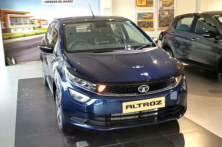 Tata Altroz DCA front quarter.