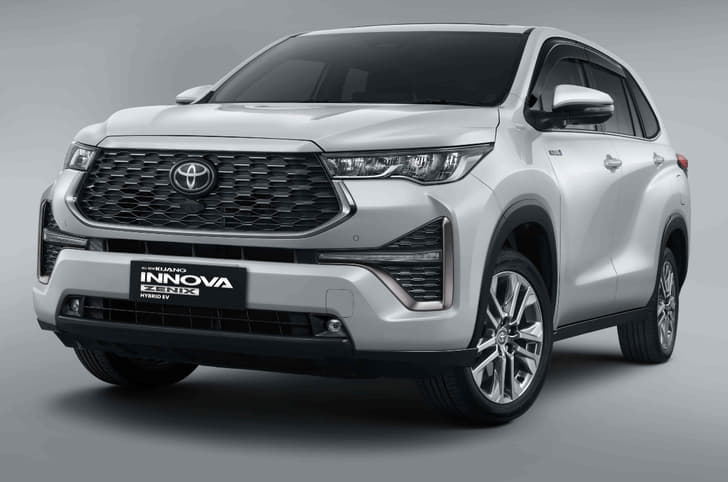 Toyota Innova Hycross front