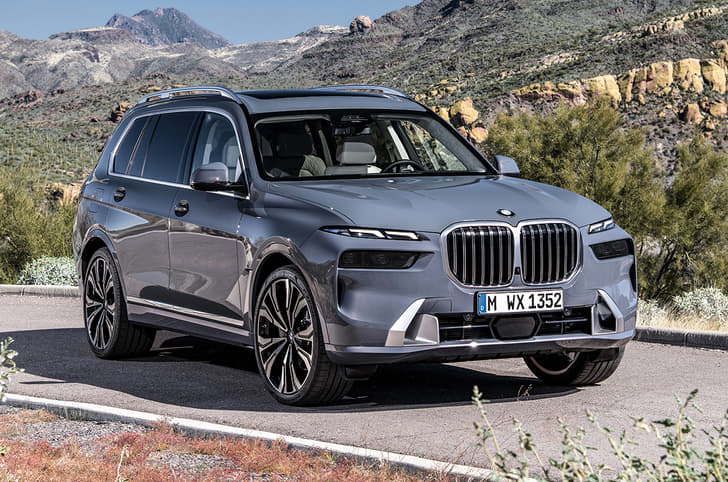 2022 BMW X7 facelift front quarter.