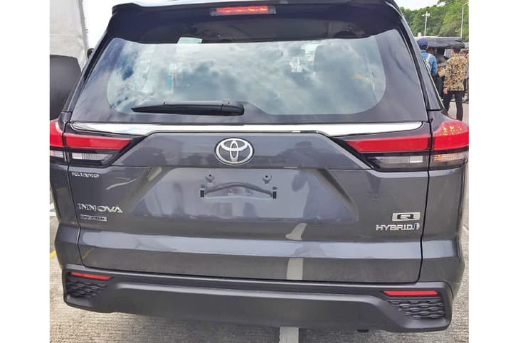Innova Hycross rear