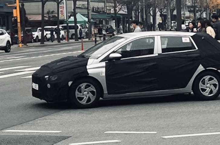 Hyundai i20 facelift side profile spied 