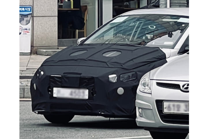 Hyundai i20 facelift front spied 
