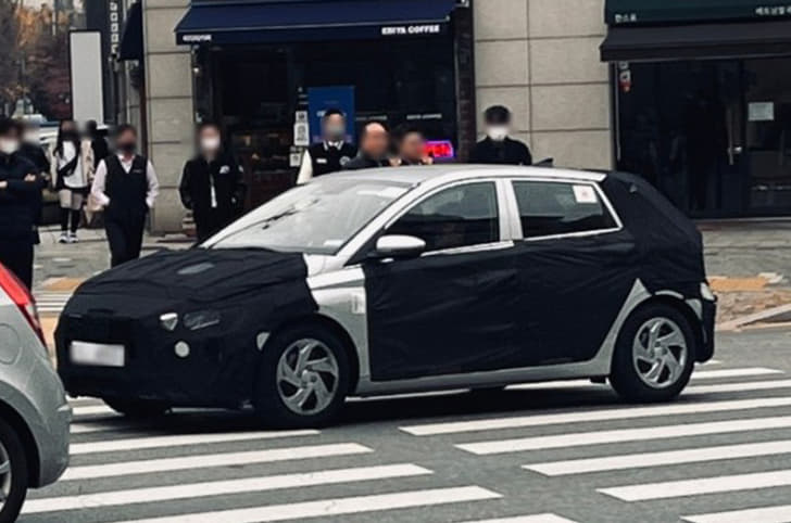 Hyundai i20 facelift front spied 