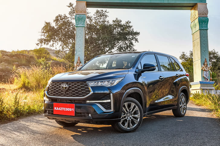 2022 Toyota Innova Hycross front three-quarter.