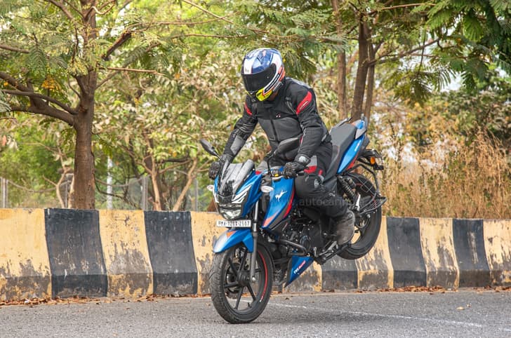 TVS Apache RTR 160 2V review: price, mileage, features, performance, engine.