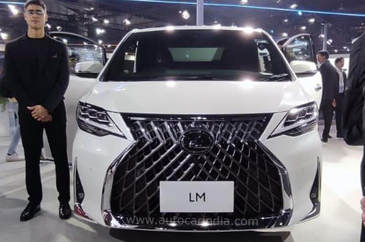 Lexus LM 300h front