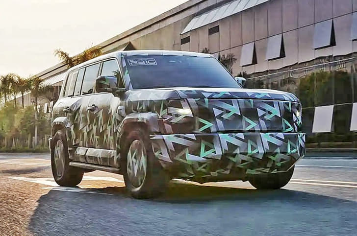 BYD SUV front tracking