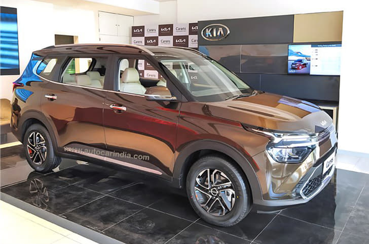 Kia Carens front quarter