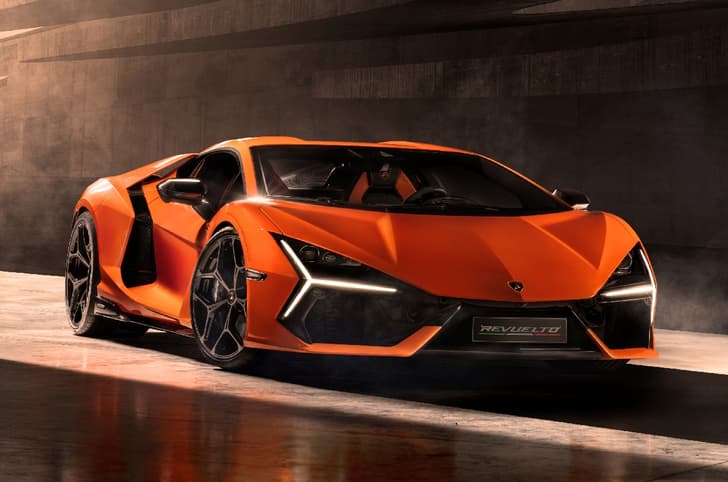 Lamborghini Revuelto front quarter