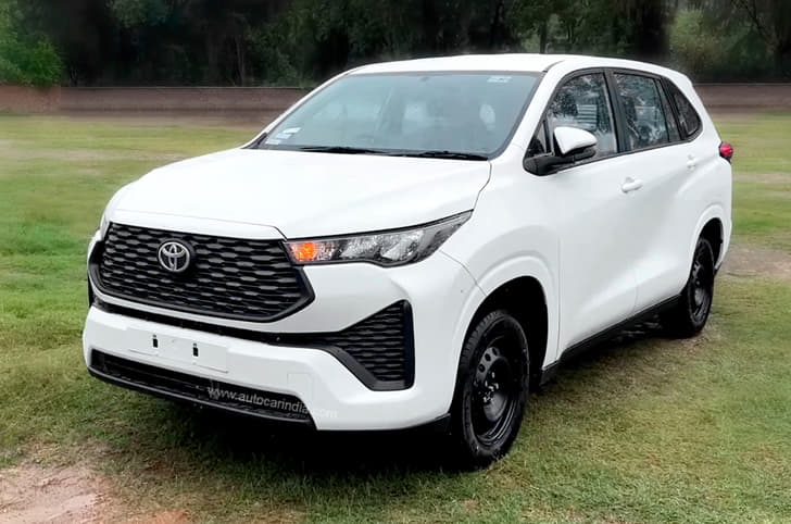 Toyota Innova Hycross MPV front quarter