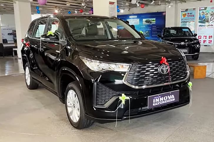 Toyota Innova Hycross showroom