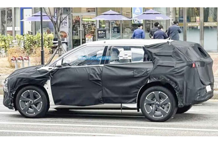 Kia Carens EV spied testing 