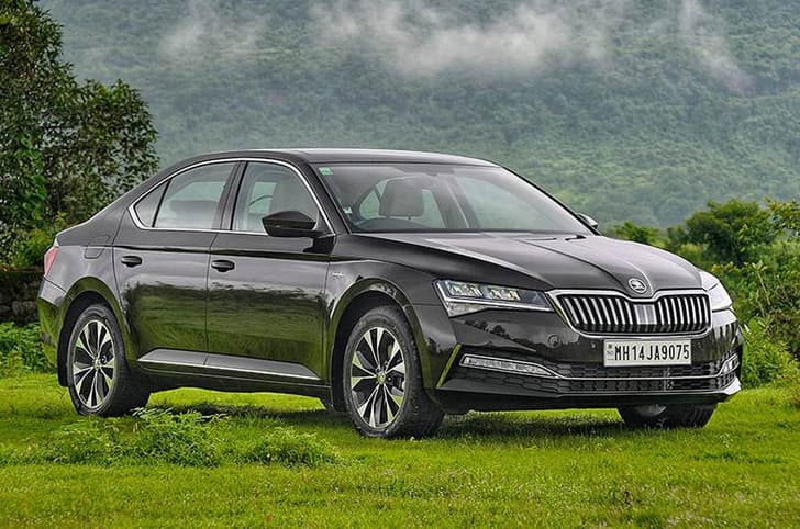 Skoda Superb front quarter 
