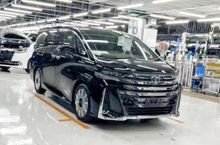 Toyota Vellfire front.