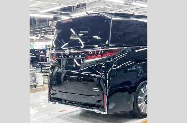 Toyota Vellfire rear.