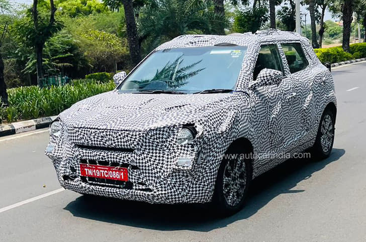 Mahindra XUV700 facelift spied 
