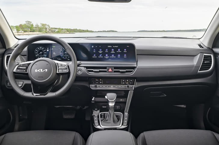 Kia Seltos facelift front quarter 