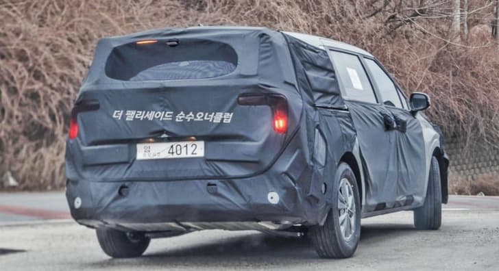 Kia Carnival coming to India in 2024 Loa Carnival rear.