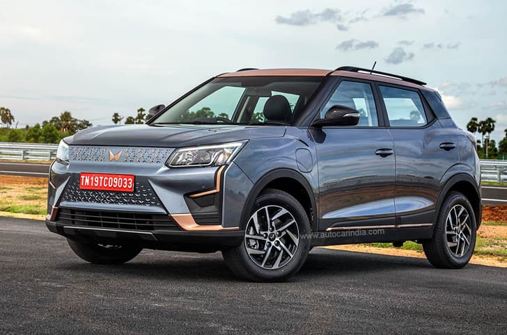 Mahindra XUV400 front quarter Mahindra XUV400 front quarter
