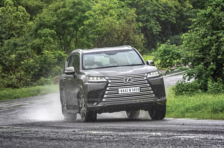 Lexus LX500d front action image