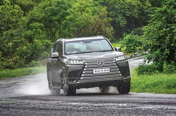 Lexus LX500d front action image
