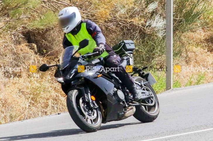 Triumph Daytona 660 spotted; appears production-ready