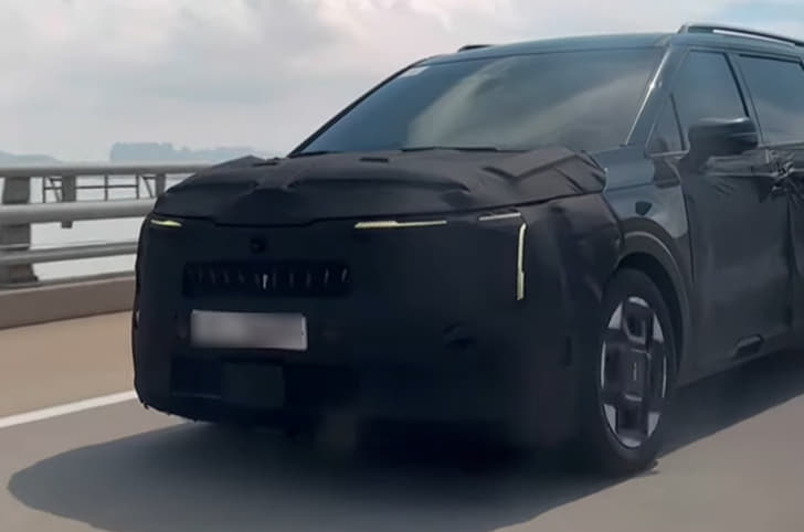 Next-gen Kia Carnival spied 