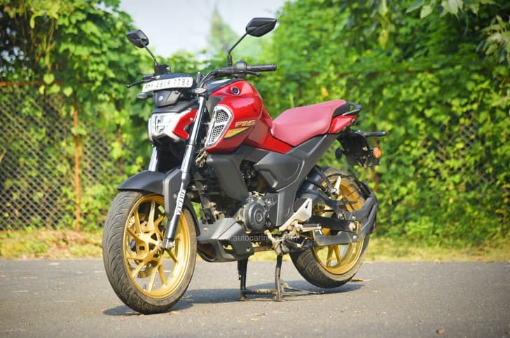 Yamaha FZ V4 price, mileage, design, comfort: review.